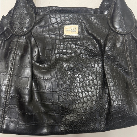 Elegant Black Crocodile-Embossed Handbag - Picture 4 of 5